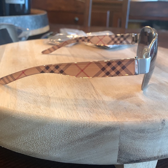 Burberry sunglasses without a case - Picture 2 of 6
